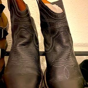 Black leather Nine West booties